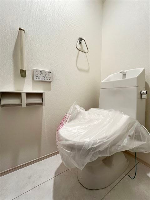 災害時でも安心のタンク付きトイレを採用しました。1階と2階の2か所にトイレを設けています。