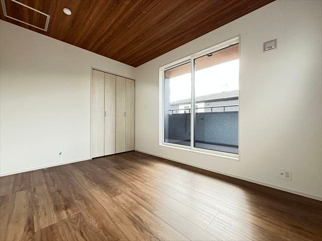 大きな窓からたっぷりの日差しが入り、明るいお部屋になっています。