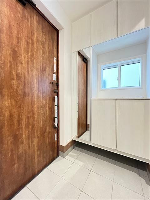 出かける前にさっと身だしなみをチェックできる便利なスペース。光を反射させて、明るく広々とした印象を与え、すっきりとした印象を保てます。