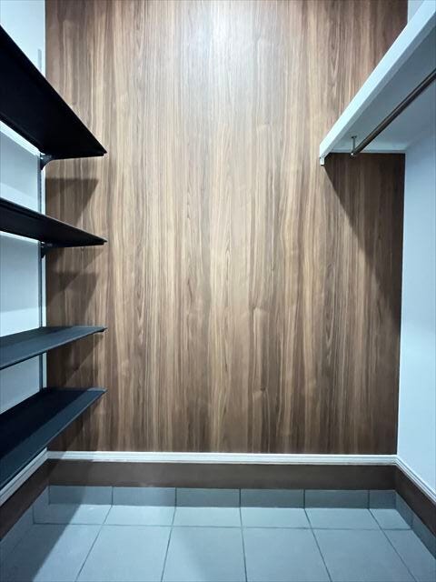 ベビーカーやアウトドア用品など、外で使用するものを玄関ドアの近くに収納できるので便利です。