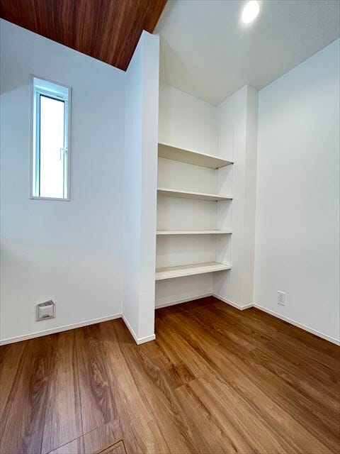 あると便利なパントリーが付いています♪食品や生活用品のストックもスマートに保管しておくことが出来ます。