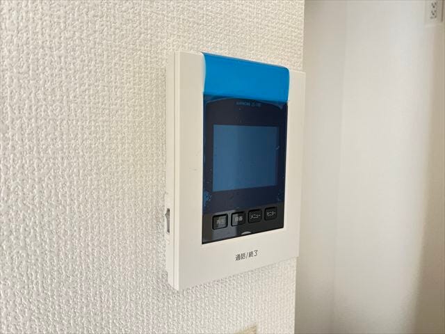 インターホンにモニターが付いているので、玄関まで行かずに来客の対応が出来ます!