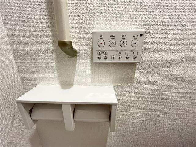 ウォシュレット機能付ですので寒い時期も便座を温かくでき安心して座ることができますね。