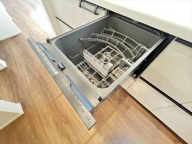 バタバタと忙しい朝にはとても便利で助かる食器洗浄乾燥機がついています♪