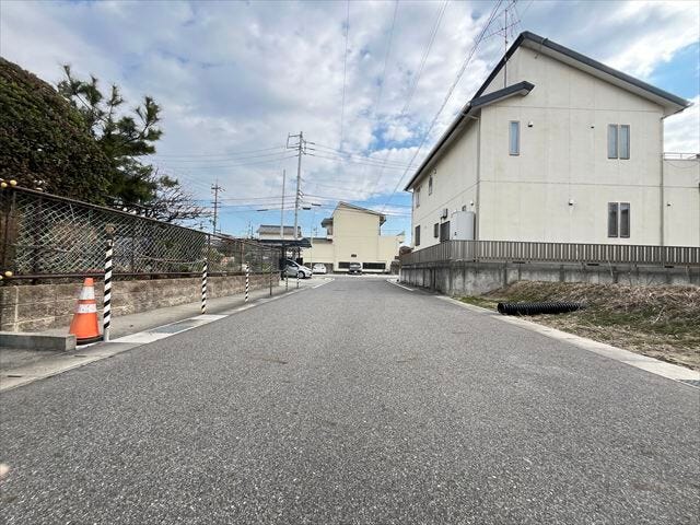 幅員約6mの前面道路です。車がすれ違うのに十分な道幅です。車が2台と通行人も通れる幅となっています。