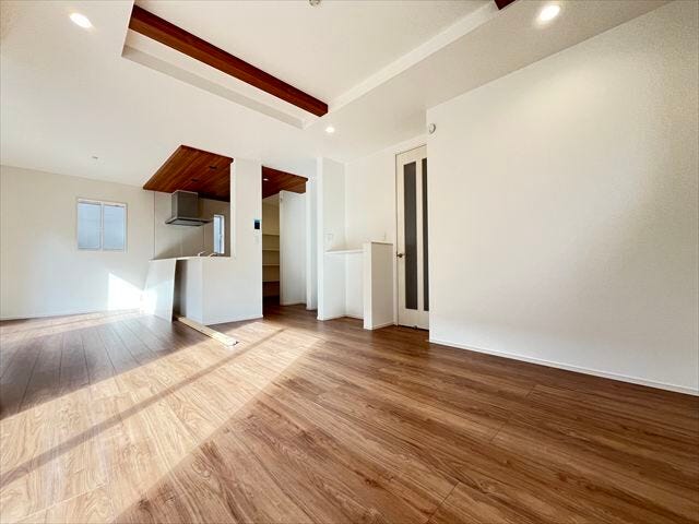 自然と家族が集まってくる、ゆったりとくつろげる広々リビング。同じ時間を共有できる家族団欒の快適空間。