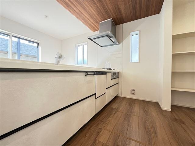 カウンターキッチンからリビングが見渡せるので、小さなお子様の様子を見ながら料理ができます♪