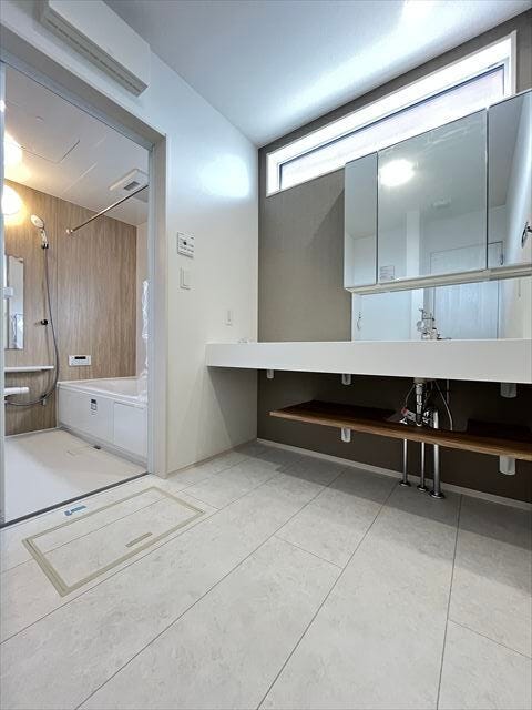 ハンドシャワー付き洗面台。広い洗面ボウルでは楽にシャンプーや手洗い洗濯ができます。