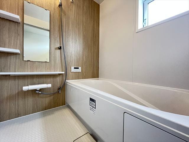 壁の色に変化をつけているので、明るさを保ちつつも落ち着いた印象の浴室です。広々としたバスタブは1日の疲れをリフレッシュ出来そうですね。