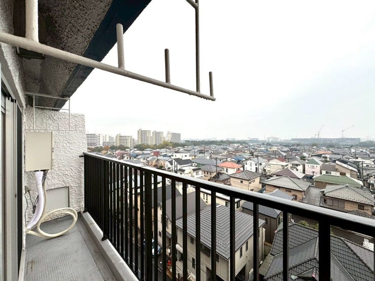 【Balcony】日当たりの良いバルコニーはお洗濯物がしっかり乾きやすく、毎日の家事にも重宝します。