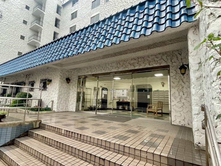 【Exterior】落ち着いた雰囲気のエントランスが、ご帰宅のたびにやさしく迎えてくれます。