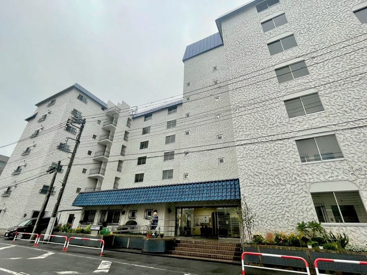 【Exterior】落ち着いた色合いの外観が街並みに馴染む、シンプルで親しみやすいマンションです。
