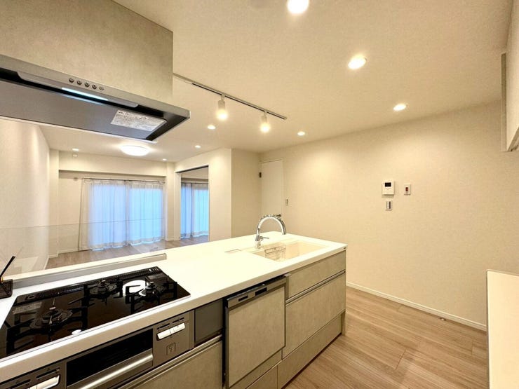 【kitchen】大きなカウンターと十分な収納で、日々の料理が快適に進みます。