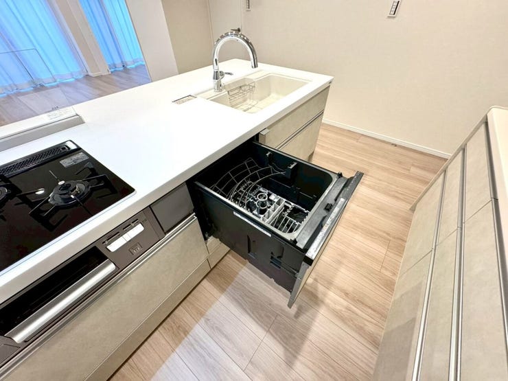 【kitchen】家事の時短に便利な食洗機付き。手洗い不要で毎日の負担を軽減します。
