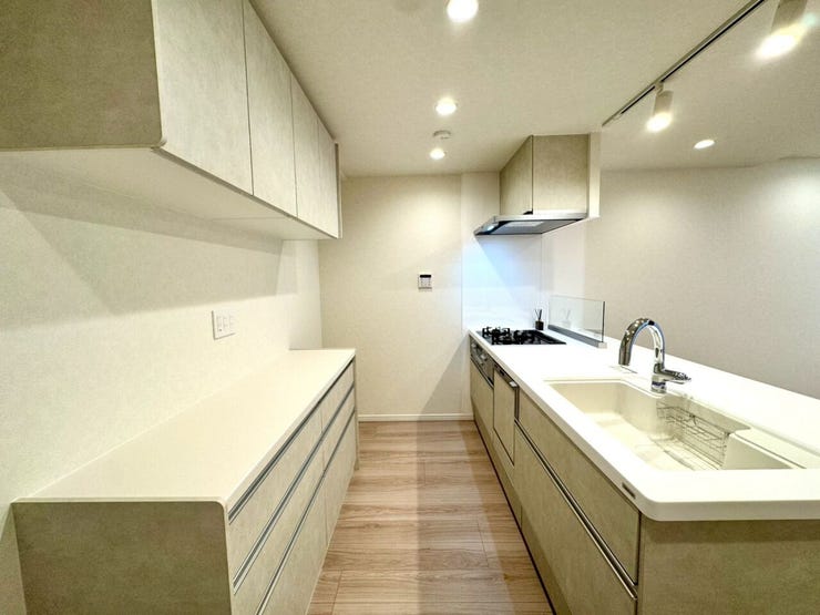 【kitchen】効率よく使える広々キッチン。収納力も高く、料理の時間がスムーズに。