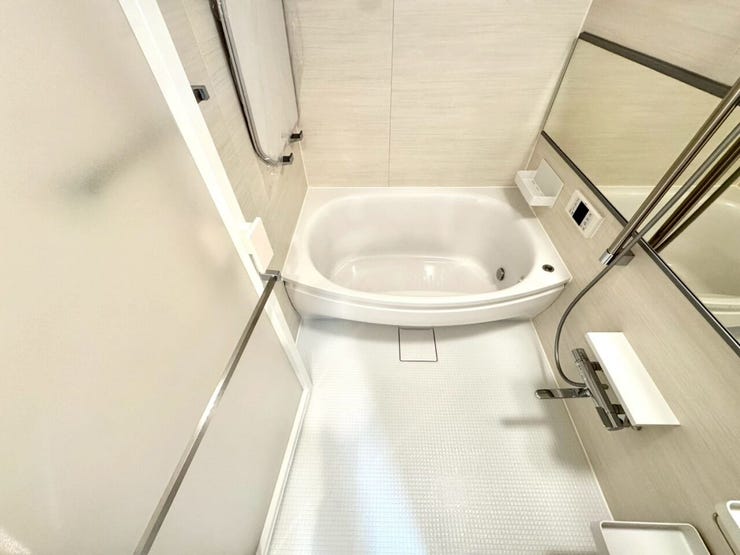 【Bathroom】広く快適な浴室で、ゆったりとお湯に浸かるひとときをお楽しみいただけます。