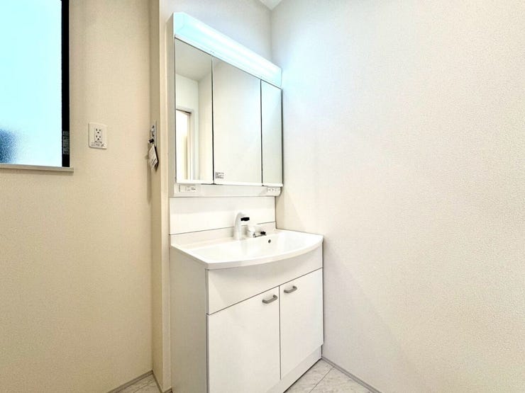 【Washroom】毎朝の準備がスムーズに。広めの洗面台と収納が使いやすい洗面所です。