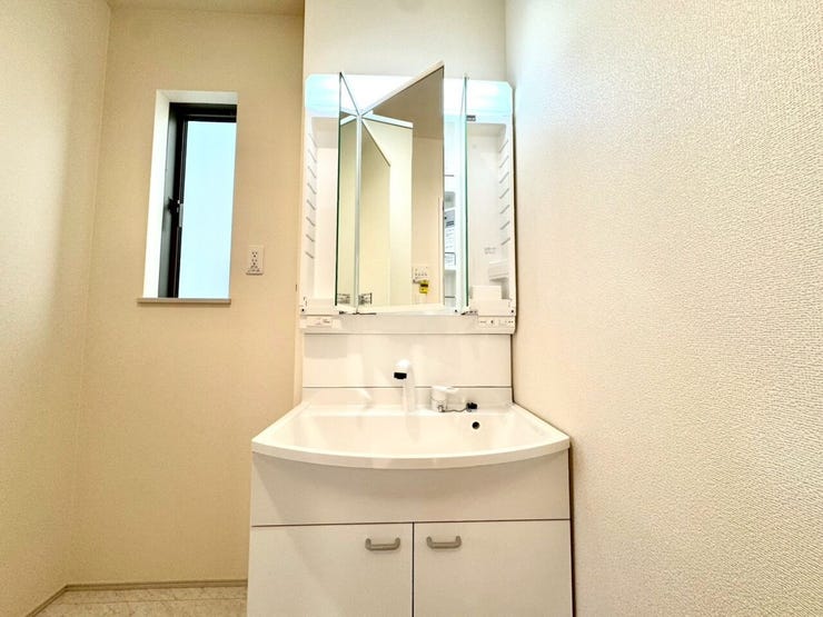 【Washroom】すっきりとしたデザインで、毎日の生活が快適に。収納も豊富な洗面所です。