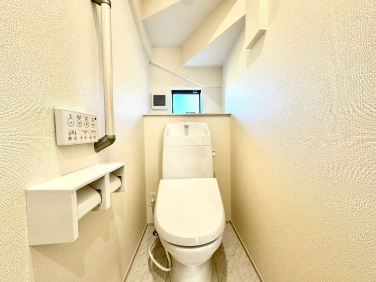 【Toilet】清潔感があり、落ち着いたデザインのトイレ。家族みんなが快適に使えます。
