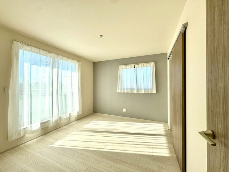 【Bedroom】明るく風通しの良い洋室。新築ならではの清潔感も魅力です。