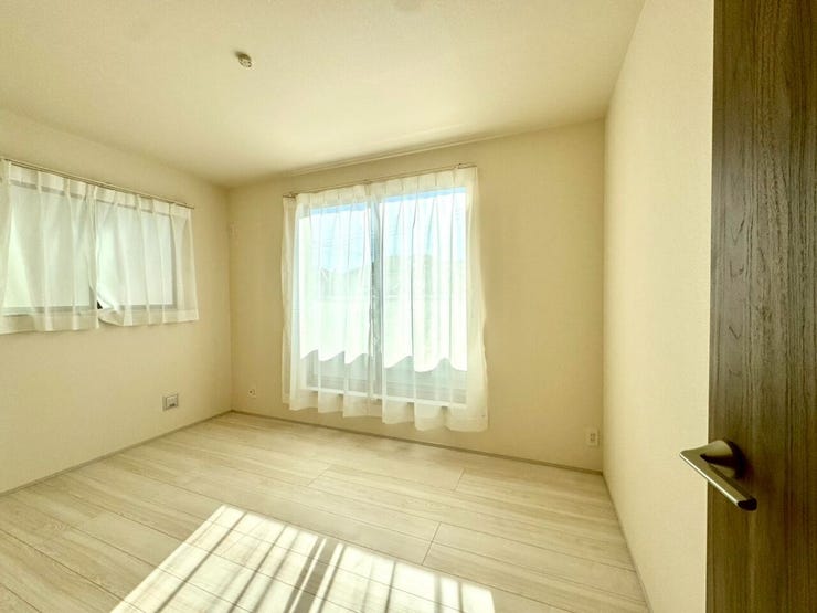 【Bedroom】ナチュラルな内装で、リラックスできる空間。寝室や書斎にも最適です。