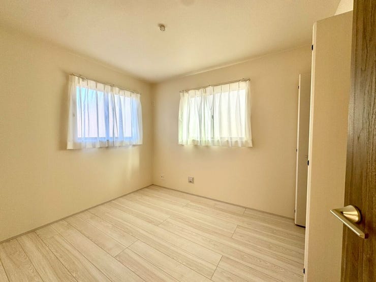 【Bedroom】クローゼット完備で収納力◎。家具の配置もしやすい機能的な洋室です。