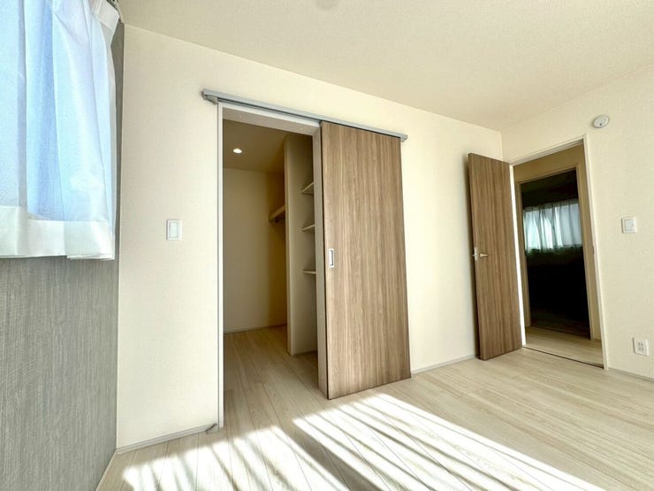 【Bedroom】洋室には収納力のあるクローゼット付き。衣類や荷物もすっきり収まります。