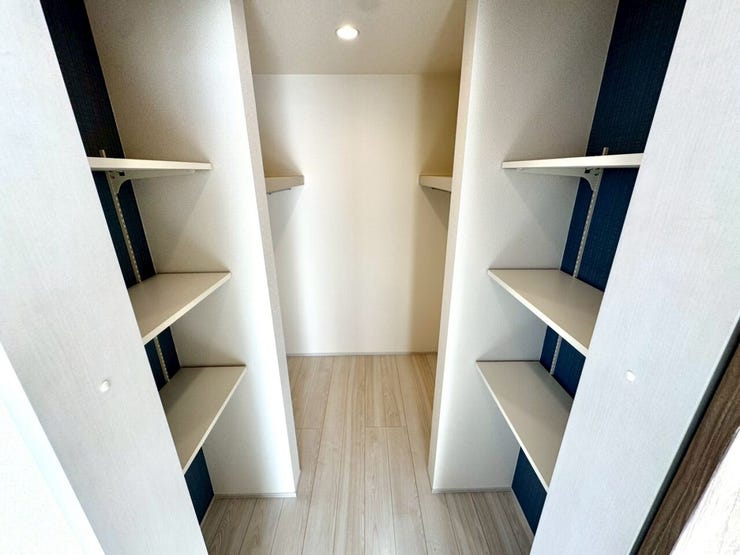 【WIC】広々としたウォークインクローゼットで、衣類や小物をすっきり収納できます。