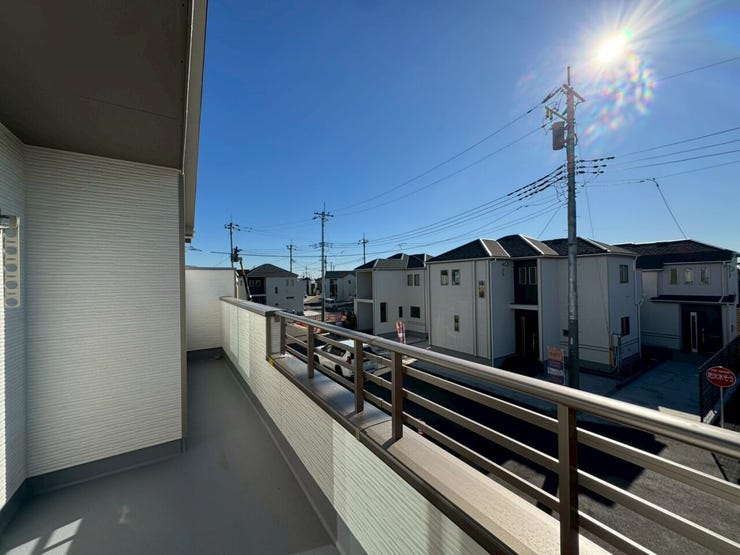 【Balcony】日当たりの良いバルコニーはお洗濯物がしっかり乾きやすく、毎日の家事にも重宝します。