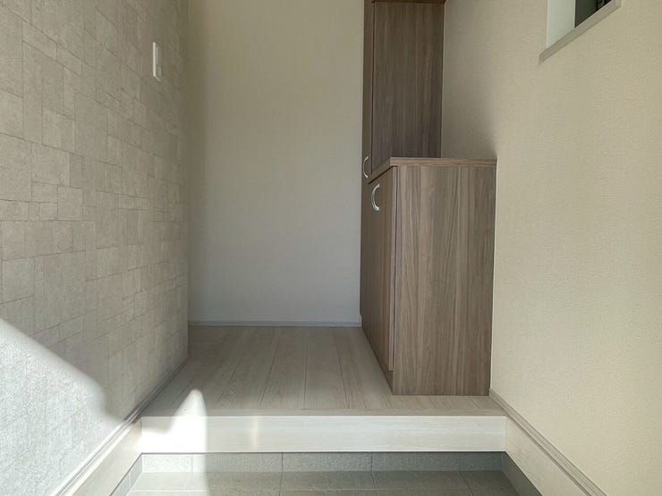 【Entrance】明るく清潔感のある玄関が、毎日の帰宅を心地よく迎えてくれます。