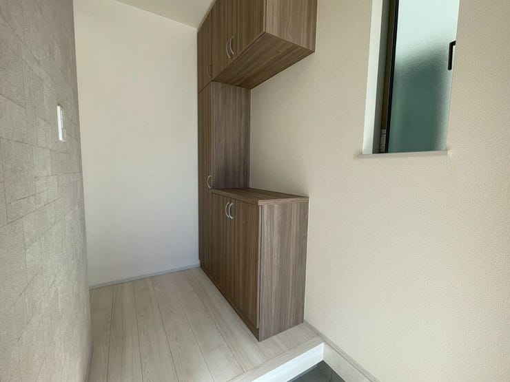 【Entrance】シューズボックス完備の玄関で、靴や小物もスッキリ収納できます。