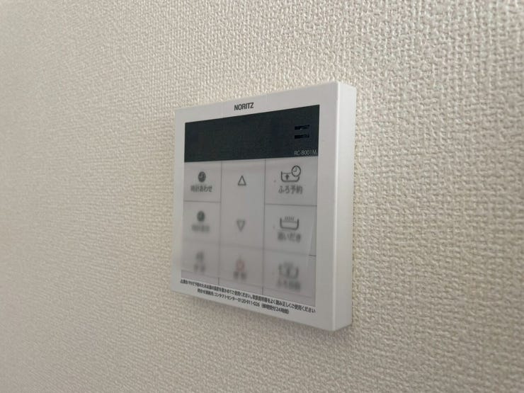 【Facilities】お湯の温度調整がラクな給湯器リモコン付き。追い焚き操作も簡単です。