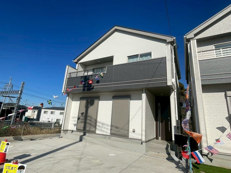 【Exterior】ゆとりのある駐車スペース付きで、車の出し入れもスムーズに行えます。