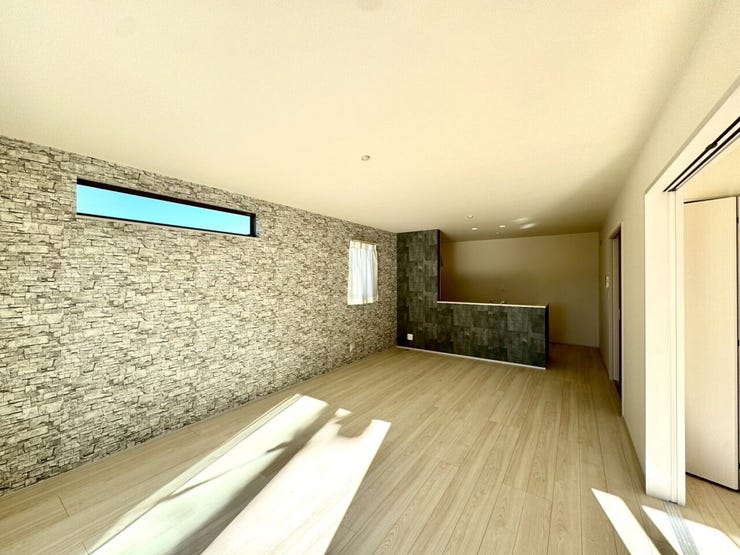 【Living】アクセントクロスが映えるリビング。落ち着きと華やかさを兼ね備えた心地よい空間です。