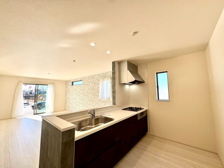 【kitchen】広めのキッチンは料理のしやすさを追求した設計。収納も豊富で作業がしやすい空間です。