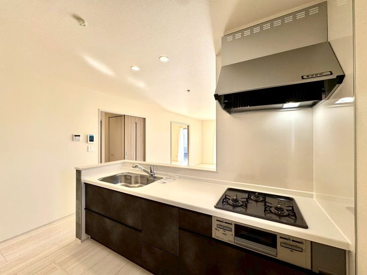 【kitchen】効率よく使える広々キッチン。収納力も高く、料理の時間がスムーズに。