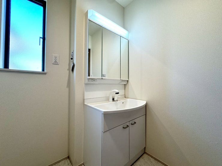 【Washroom】すっきりとしたデザインで、毎日の生活が快適に。収納も豊富な洗面所です。