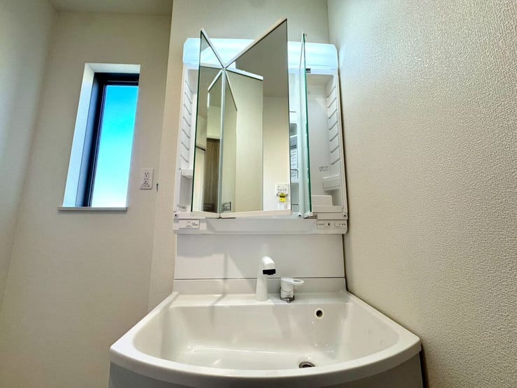 【Washroom】毎朝の準備がスムーズに。広めの洗面台と収納が使いやすい洗面所です。