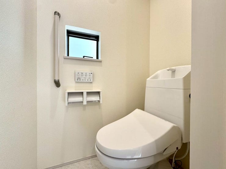 【Toilet】清潔感があり、落ち着いたデザインのトイレ。家族みんなが快適に使えます。