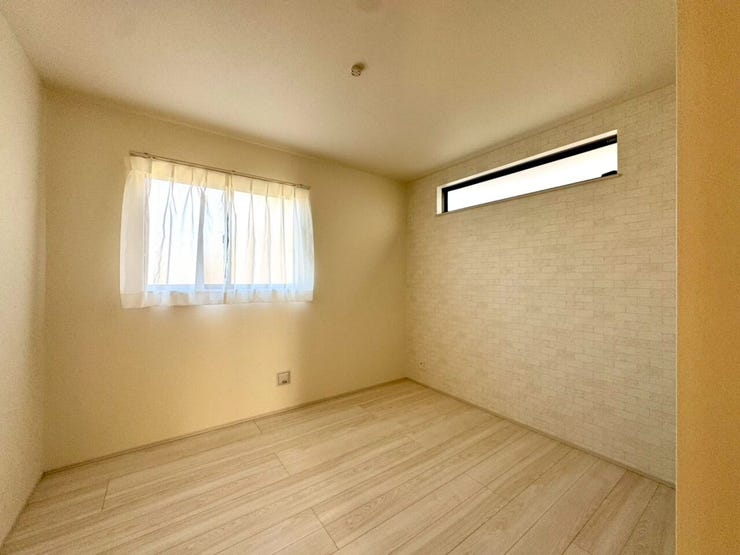 【Bedroom】明るく風通しの良い洋室。新築ならではの清潔感も魅力です。