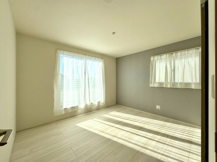 【Bedroom】ナチュラルな内装で、リラックスできる空間。寝室や書斎にも最適です。