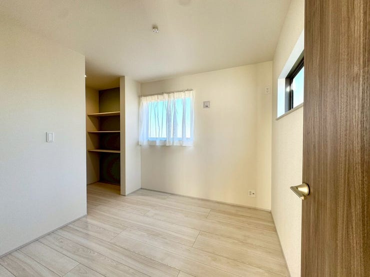 【Bedroom】洋室には収納力のあるクローゼット付き。衣類や荷物もすっきり収まります。