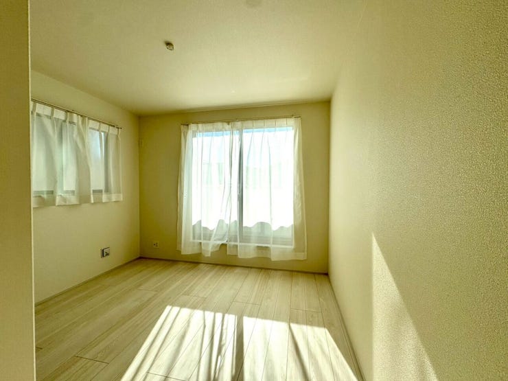 【Bedroom】クローゼット完備で収納力◎。家具の配置もしやすい機能的な洋室です。