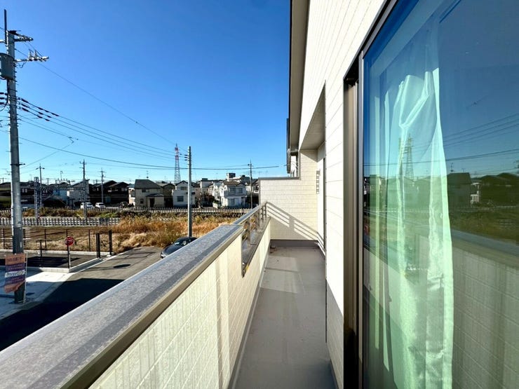 【Balcony】日当たりの良いバルコニーはお洗濯物がしっかり乾きやすく、毎日の家事にも重宝します。