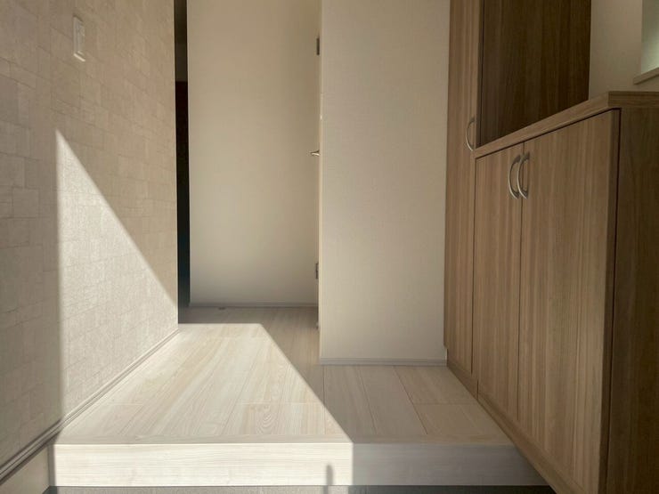 【Entrance】明るく清潔感のある玄関が、毎日の帰宅を心地よく迎えてくれます。