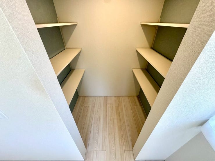 【WIC】広々としたウォークインクローゼットで、衣類や小物をすっきり収納できます。