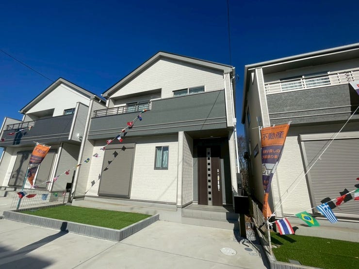 【Exterior】ゆとりのある駐車スペース付きで、車の出し入れもスムーズに行えます。