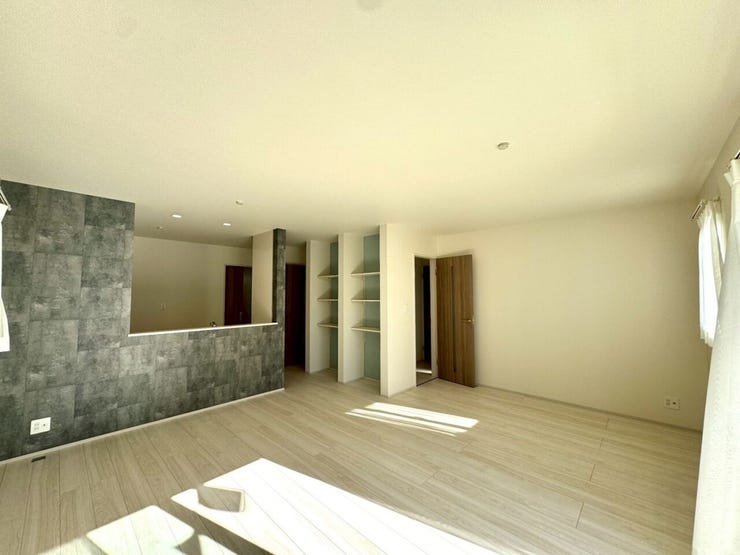 【Living】アクセントクロスが映えるリビング。落ち着きと華やかさを兼ね備えた心地よい空間です。