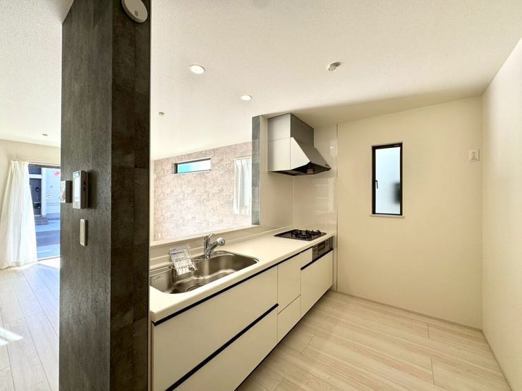 【kitchen】広めのキッチンは料理のしやすさを追求した設計。収納も豊富で作業がしやすい空間です。