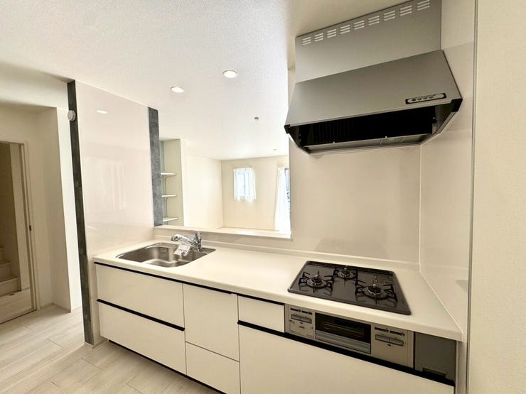 【kitchen】効率よく使える広々キッチン。収納力も高く、料理の時間がスムーズに。